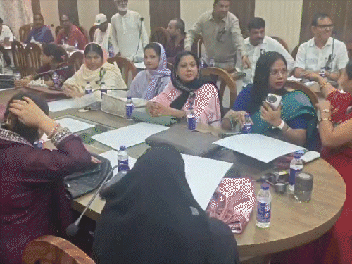 पार्षद पर दर्ज मुकदमा वापस लेने की मांग:भागलपुर में काला बिल्ला लगाकर जताया विरोध, कहा- हम जनप्रतिनिधि हैं, अपराधी नहीं