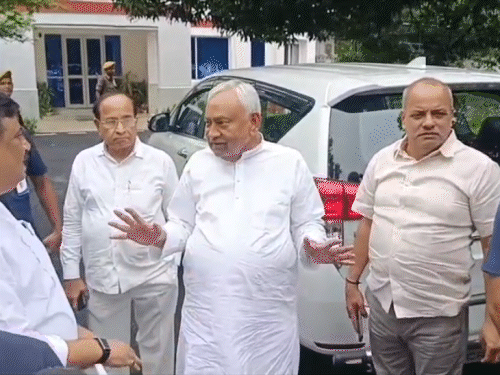 नीतीश के सामने ‘सुपर CM जिंदाबाद‘ के नारे,वो मुस्कुराते रहे:राजद बोली-जदयू कार्यकर्ता सम्राट को सीएम नहीं मानते; अक्टूबर से यात्रा पर निकल सकते हैं पूर्व मुख्यमंत्री