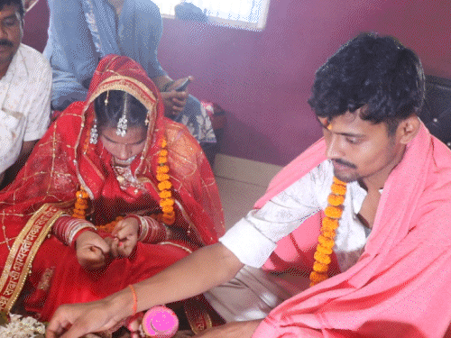 चेकपोस्ट पर ड्यूटी कर रहा था सिपाही,गर्लफ्रेंड ने किया हंगामा:बोली- स्कूल का प्यार है, अब धोखा दे रहा; पुलिस वालों ने कराई दोनों की शादी