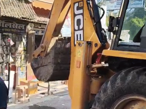 समस्तीपुर में थानेश्वर मंदिर के पास अतिक्रमण हटा:फुटपाथ दुकानदार बोले- 40 साल से दुकान लगा रहे, बिना व्यवस्था हटाना ठीक नहीं, हम कहां जाएंगे