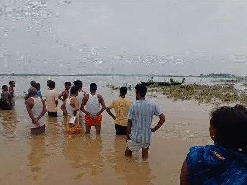 सावन सोमवारी पर गंगा नदी में 7 बच्चियां डूबीं:बाढ़ में नहाते समय गहरे पानी में चली गईं, 4 लापता; 3 को बचाया गया