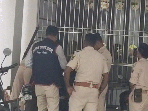 शिक्षा विभाग के डिप्टी डायरेक्टर के घर-ऑफिस में रेड,कैश मिला:पटना-बेगूसराय में EOU की छापेमारी; आय से 3.43 करोड़ अधिक प्रॉपर्टी बनाने का आरोप
