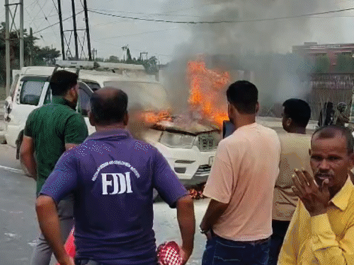 मुजफ्फरपुर- NH 28 पर चलती स्कॉर्पियो में लगी आग:गाड़ी से कूदकर 3 लोगों ने बचाई जान; फायर ब्रिगेड ने पाया काबू, शॉर्ट सर्किट की आशंका