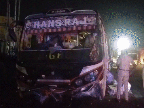 औरंगाबाद में यात्रियों से भरी स्लीपर बस पलटी, 20 घायल:सड़क पर 20 मीटर तक घिसटाई , वाराणसी से पटना आ रही थी;ट्रक से टकराने से हादसा