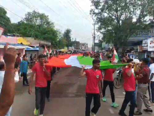 हजारीबाग में हजारों लोगों ने निकाली तिरंगा यात्रा:विधायक बोले- हर घर तिरंगा फहराकर देश के प्रति जिम्मेदारी जताएं, कर्जन ग्राउंड से शुरू हुई यात्रा