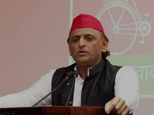 अखिलेश का ऐलान- 12वीं पास बेटियों को लैपटॉप देंगे:बोले- हमारी प्लानिंग लीक होकर भाजपा तक पहुंच रहीं; डिंपल बोलीं- बंदिशों में मत बंधिए