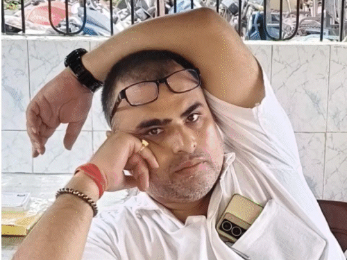 महिला डॉक्टर के पति ने आंखों में डाला’मिर्ची स्प्रे’:चेहरे पर जूते से वार,मुंगेर सदर अस्पताल में सुरक्षा गार्डों ने पकड़ा;मामला दर्ज