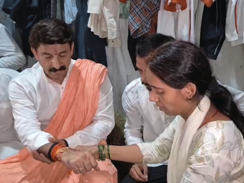 ‘नेग में आप मेरे भाई को न्याय दिलाइए’:भरत की बहन ने मनोज तिवारी, आनंद मिश्रा को राखी बांधी; बक्सर विधायक बोले- सरकार से चूक हुई