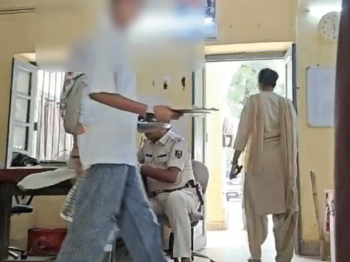 पटना की दो नाबालिग स्कूली लड़कियों ने की शादी:खगड़िया से बरामद, दोनों बोलीं-साथ जिएंगे, साथ मरेंगे; परिवार से बात करने से किया इनकार