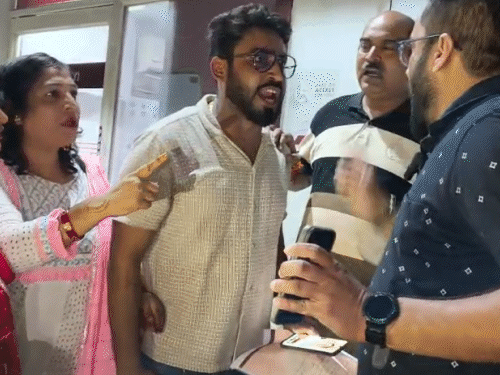 गिरिडीह के फिजिक्स वाला कोचिंग में हंगामा:बिना सहमति लोन शुरू कराने और तय फीस से अधिक वसूली का आरोप