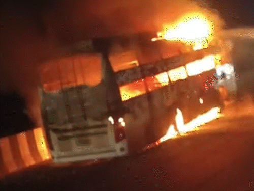 चलती बस में लगी भीषण आग, सभी यात्री सुरक्षित:मोतिहारी से मुजफ्फरपुर आ रही थी गाड़ी, 35 लोग थे सवार; अचानक धू-धूकर जली
