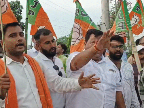 समस्तीपुर में भाजपा ने राहुल गांधी का पुतला फूंका:कहा- वंदे मातरम का अपमान बर्दाश्त नहीं करेंगे, शहर में निकाला जुलूस