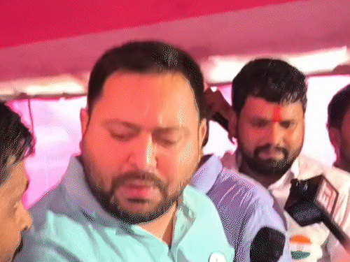 तेजस्वी का राजभवन मार्च, बोले- छात्रों पर AK-47 क्यों चलाई:लालू ने कहा- मोदी जी, यूथ का फ्यूचर मत खाओ; कार्यकर्ताओं-स्टूडेंट्स से जुटने की अपील