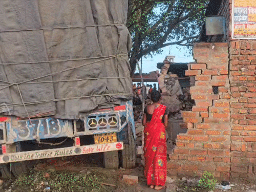 कोडरमा घाटी में बेकाबू हुआ सीमेंट लदा ट्रक:बीच घाटी दूसरे ट्रक को टक्कर मार दुकान में घुसी, दुकान में सो रहे व्यक्ति का पैर टूटा