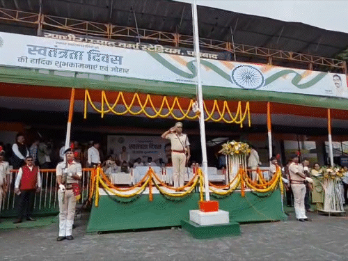 धनबाद में 80वां स्वतंत्रता दिवस धूमधाम से मना:डीसी आदित्य रंजन ने फहराया तिरंगा; CRPF की प्लाटून रही परेड में अव्वल