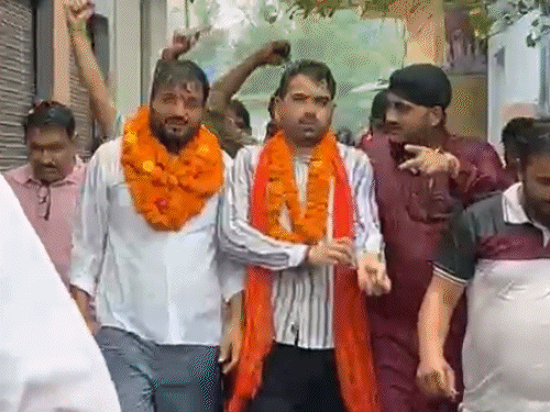 सांसद पप्पू यादव पर चप्पल फेंकने वालों पर फूल बरसाए:बुलंदशहर में खुली जीप में रोड शो निकाला, ‘जय श्रीराम’ के नारे लगाए