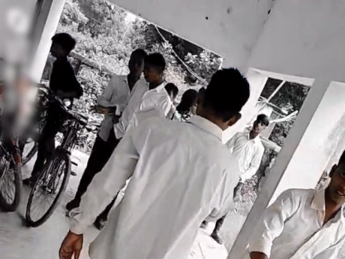 अबसेंट शिक्षक बोला-‘मैं हूं इस विद्यालय का हेडमास्टर’:जमुई में 9-10वीं के छात्रों को क्लास से निकाला; बच्चों ने बनाया VIDEO