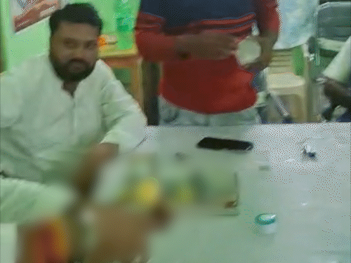 स्वतंत्रता दिवस पर पंचायत भवन बना मयखाना!:मुखिया, रोजगार सेवक और वार्ड सदस्यों की शराब पार्टी का वीडियो वायरल; CCTV रूम में छलके जाम