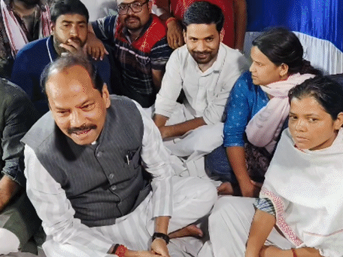रांची में छात्र आंदोलन का आज 20वां दिन:पूर्व मुख्यमंत्री रघुवर दास ने छात्रों से की मुलाकात, कहा- CBI जांच नहीं हुई तो अनशन पर बैठूंगा