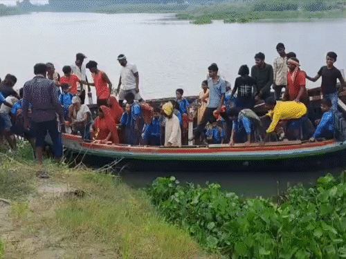 बाया नदी पर 12 साल में नहीं बना पुल:10 गावों की 50 हजार की आबादी नाव से करती आना-जाना, बच्चों को स्कूल जाने में होती परेशानी