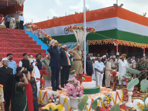 गोड्डा में मंत्री संजय प्रसाद यादव ने फहराया राष्ट्रीय ध्वज:गांधी मैदान में जवानों और स्कूली बच्चों ने किया शानदार मार्च पास्ट