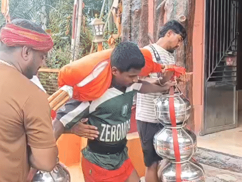 105 किलो वजन लेकर कांवर यात्रा पर अमर कुमार:सुल्तानगंज से सुंदरीनाथ धाम तक पैदल यात्रा, पूर्णिया में लोगों ने किया स्वागत; बोले- सब बाबा की कृपा है