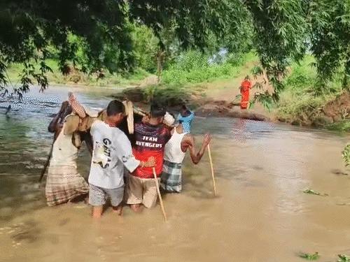 पलामू में पुल के अभाव में अस्पताल नहीं पहुंचा मरीज:उफनाए नाले ने रोका मरीज का रास्ता, विधायक बोले- पुल के लिए पर्याप्त फंड नहीं