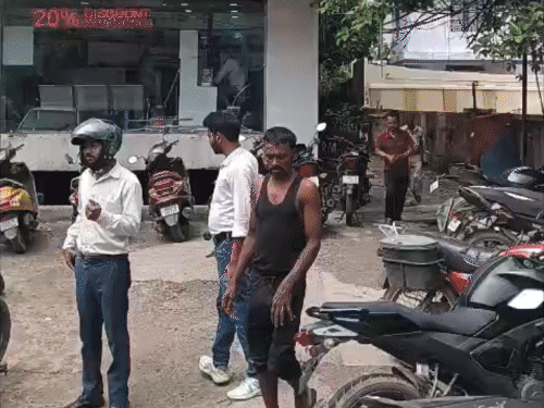 हेड़ा इंक्लेव के बेसमेंट में मिली अज्ञात युवक की लाश:बदबू से परेशान थे दुकानदार, हाथ में लगा था ‘जय श्री राम’ बैंड; डायल-112 को दी सूचना