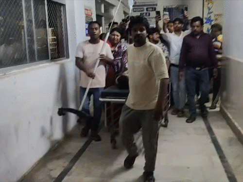 चतरा में पुरानी रंजिश में युवक को गोली मारी:तलवार से हमले का भी आरोप; हजारीबाग रेफर, आरोपी फरार, गिरफ्तारी के लिए छापेमारी