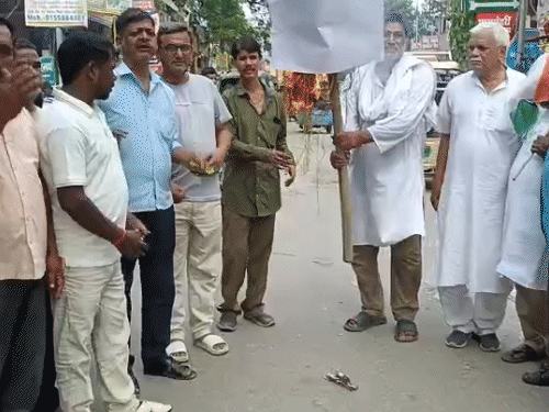 खड़गे सभास्थल ‘शुद्धीकरण’ पर कांग्रेस का प्रदर्शन:गयाजी में PM मोदी का पुतला फूंका, उत्तराखंड सरकार से एफआईआर की मांग