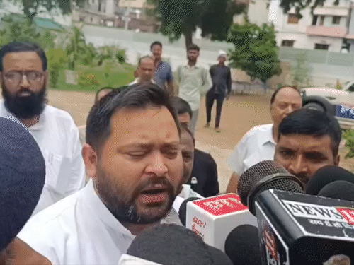 ‘बिहार सरकार दिल्ली से चल रही, CM सम्राट रबर स्टांप’:दिनारा हत्याकांड पर तेजस्वी बोले- इस सरकार में कानून-व्यवस्था ध्वस्त, अपराधियों का बोलबाला; खजाना भी खाली