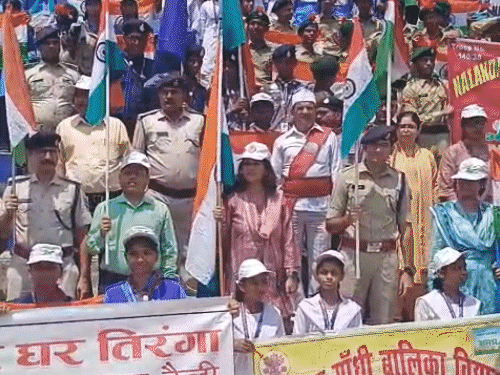 नालंदा में शान से निकली विशाल तिरंगा यात्रा:डीएम-एसपी ने किया नेतृत्व, स्कूली बच्चों के साथ स्थानीय लोग हुए शामिल; धूप में भी दिखा युवाओं का उत्साह