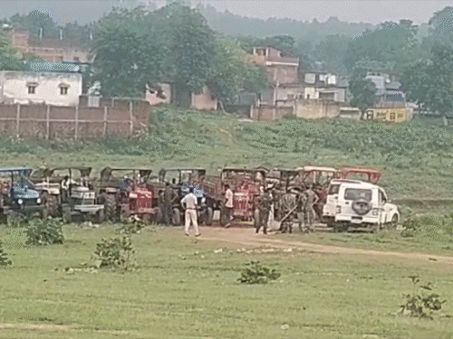 लातेहार में बालू के अवैध उठाव पर सीओ की कार्रवाई:NGT रोक के बाद भी औरंगा नदी से उठा रहे बालू, 8 ट्रैक्टर जब्त किए गए
