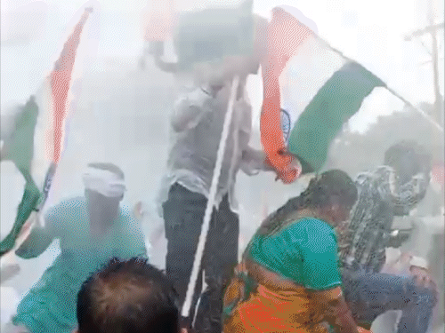 10 REELS में देखिए तेजस्वी यादव का राजभवन मार्च:वाटर कैनन में रेन डांस, बैरिकेडिंग पर रस्साकशी, कार्यकर्ताओं ने तेजस्वी की बस की हवा निकाली