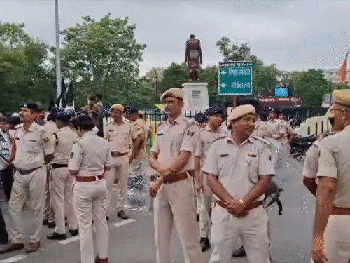 समस्तीपुर से पैदल मार्च करते पटना पहुंचे ग्रामीण:एक्सप्रेस-वे निर्माण पुराने नक्शे पर कराने की मांग, कहा- राज्यपाल से भेंट न कराई तो शहर होगा जाम