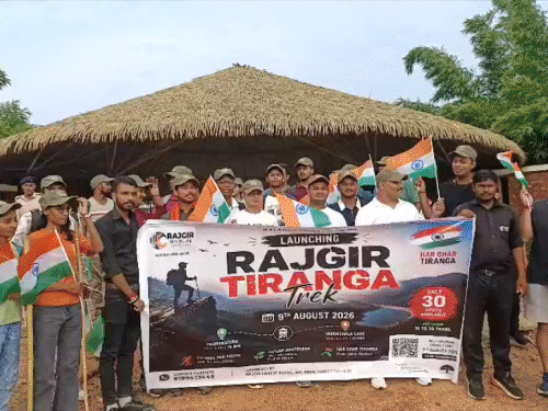 राजगीर की पहाड़ियों में ‘तिरंगा ट्रेक’ का आयोजन:इंद्रशाला गुफा से घोड़ा कटोरा झील तक 4 KM की रोमांचक यात्रा; युवाओं ने प्रकृति प्रेम का दिया संदेश