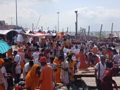 अजगैविनाथ में पूजा के बाद शुरू की बाबा धाम यात्रा:उत्तरवाहिनी गंगा में कांवरियों ने लगाई डुबकी, नेपाल से भी पहुंचे श्रद्धालु