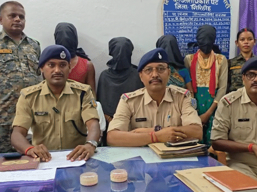 गिरिडीह में चेन स्नैचिंग गिरोह का भंडाफोड़:आरोपी मां, बेटा, बहू और चचेरी बहन अरेस्ट, 2 महिलाओं को बनाया था निशाना