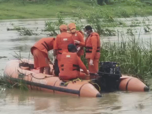औरंगाबाद में डूबे शख्स की लाश 24 घंटे बाद बरामद:नहाते वक्त हुआ था हादसा, 1 किमी दूर झाड़ियों में फंसा था शव