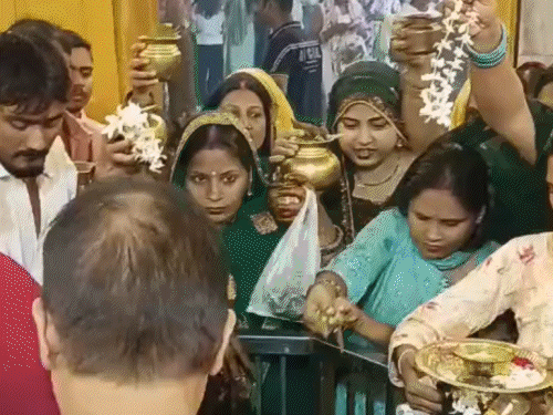सावन सोमवारी: विद्यापति धाम में 1KM तक लाइन:जलाभिषेक के लिए थानेश्वर स्थान मंदिर में उमड़ी भीड़, करीब एक लाख भक्तों के आने का दावा