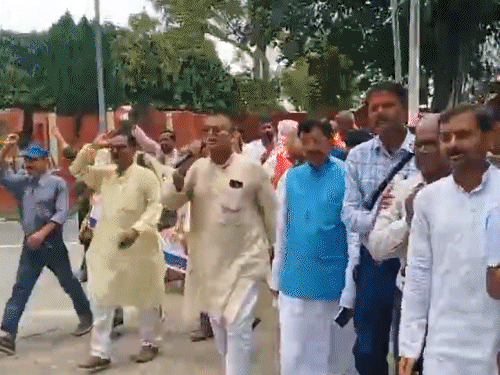 विश्वविद्यालय अधिनियम के विरोध में शिक्षकों-कर्मचारियों का प्रदर्शन:विवि मुख्यालय तक निकाला मार्च, 11-18 अगस्त तक काला बिल्ला लगाकर करेंगे काम