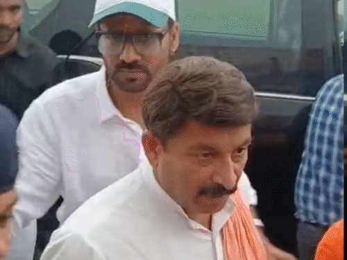 भरत तिवारी के परिवार से मिलने पहुंचे मनोज तिवारी:परिजन ने अबतक की कार्रवाई के बारे में सांसद को दी जानकारी, बक्सर-शाहपुर विधायक भी मौजूद