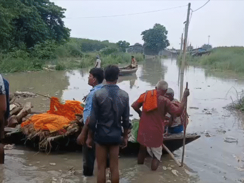 बेगूसराय- 2cm की रफ्तार से बढ़ रहा गंगा का जलस्तर:2 गांवों का सड़क संपर्क टूटा, अंतिम संस्कार के लिए भी नाव का लेना पड़ रहा सहारा