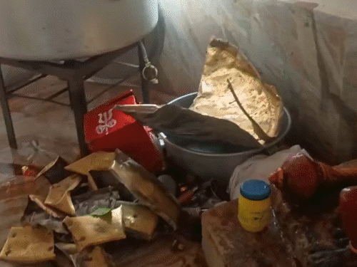 पाकुड़ के जटाधारी मंदिर में चोरी:ताला तोड़कर मंदिर में घुसे चोर, दानपात्र गायब, शिवलिंग की पीतल की वेदी भी उखाड़ी