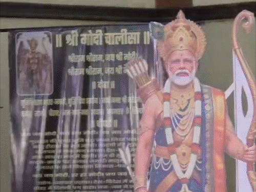 दिल्ली प्रेस क्लब में मोदी चालीसा का पाठ:PM की राम की तरह फोटो लगाकर आरती; बोले- पटना में बनेगा प्रधानमंत्री का भव्य मंदिर