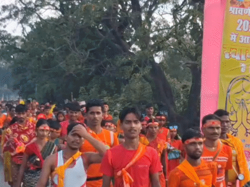 सिमरिया-मुंगेर घाट पर 2 लाख से अधिक ने लगाई डुबकी:गंगा स्नान के बाद जलाभिषेक के लिए पहुंच रहे शिवालय; 50 से अधिक जगहों पर सेवा शिविर