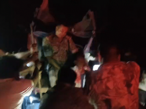 हादसे के बाद ऑटो में ही फंसा रहा चालक:गोड्‌डा में अज्ञात वाहन ने ऑटो को मारी टक्कर, घंटे भर बाद चालक निकाला गया