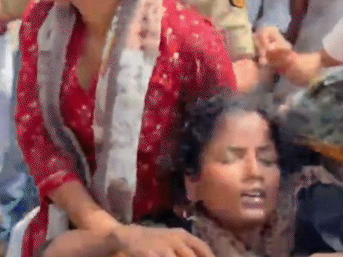 पुलिस ने लाठी मारकर सिर फोड़ा, पढ़िए छात्रा का दर्द:बोली-लगातार खून निकल रहा था, पुलिस ने उठाया तक नहीं, PMCH से जिंदा निकलूंगी पता नहीं