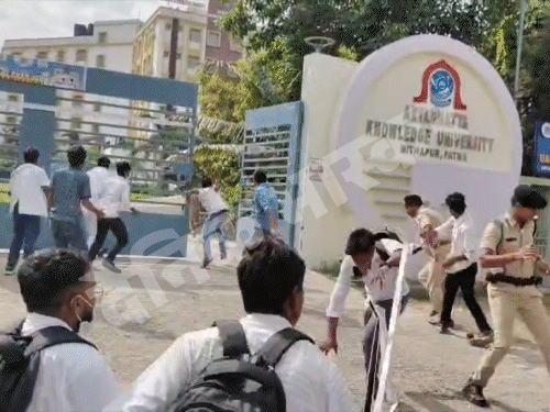 पटना में नर्सिंग स्टूडेंट्स पर लाठीचार्ज, दौड़कर पीटा:पुलिस से भिड़े, तोड़फोड़ की; बिहार स्वास्थ्य विज्ञान यूनिवर्सिटी के रिजल्ट में गड़बड़ी पर हंगामा