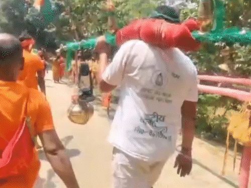 कांवड़ के साथ लालटेन लेकर तेजस्वी का प्रशंसक देवघर रवाना:कहा- बिहार में राजद की सरकार बनाने की कामना करूंगा, ताकि हर घर सरकारी नौकरी मिले